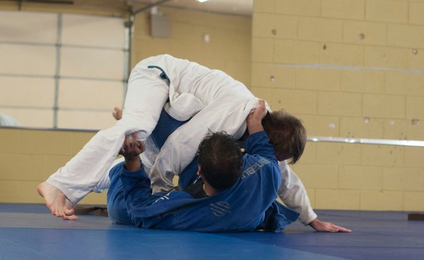 What are the biomechanical considerations for UK judo athletes to optimize throw techniques?