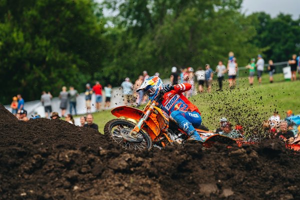 What specialized cleaners are best for removing road salt from sport bikes in the UK?