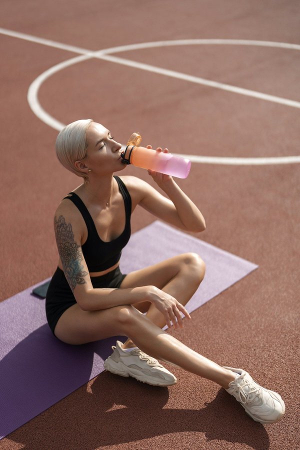 What are the crucial elements in a customized hydration plan for UK professional cyclists during tours?